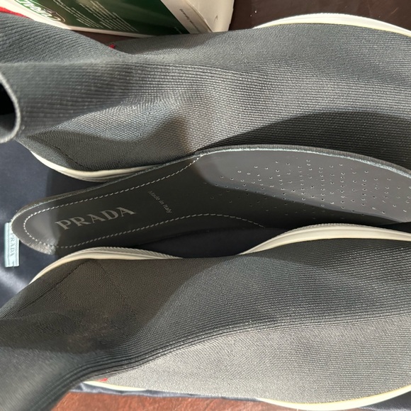 Prada - Picture 2 of 7